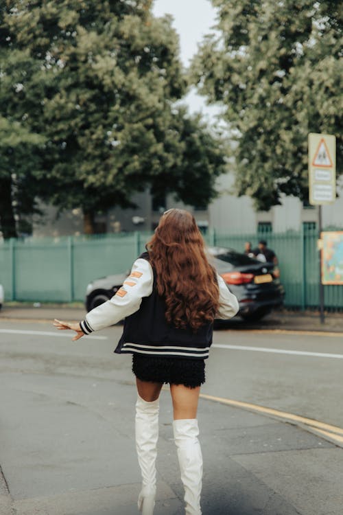 Základová fotografie zdarma na téma brunetka, kozačky nad kolena, městských ulicích