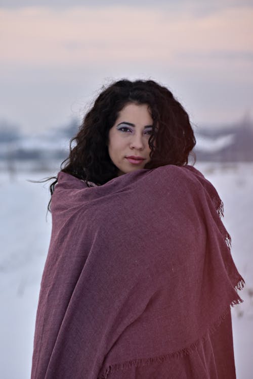 бесплатная Женщина, покрытая шарфом Стоковое фото