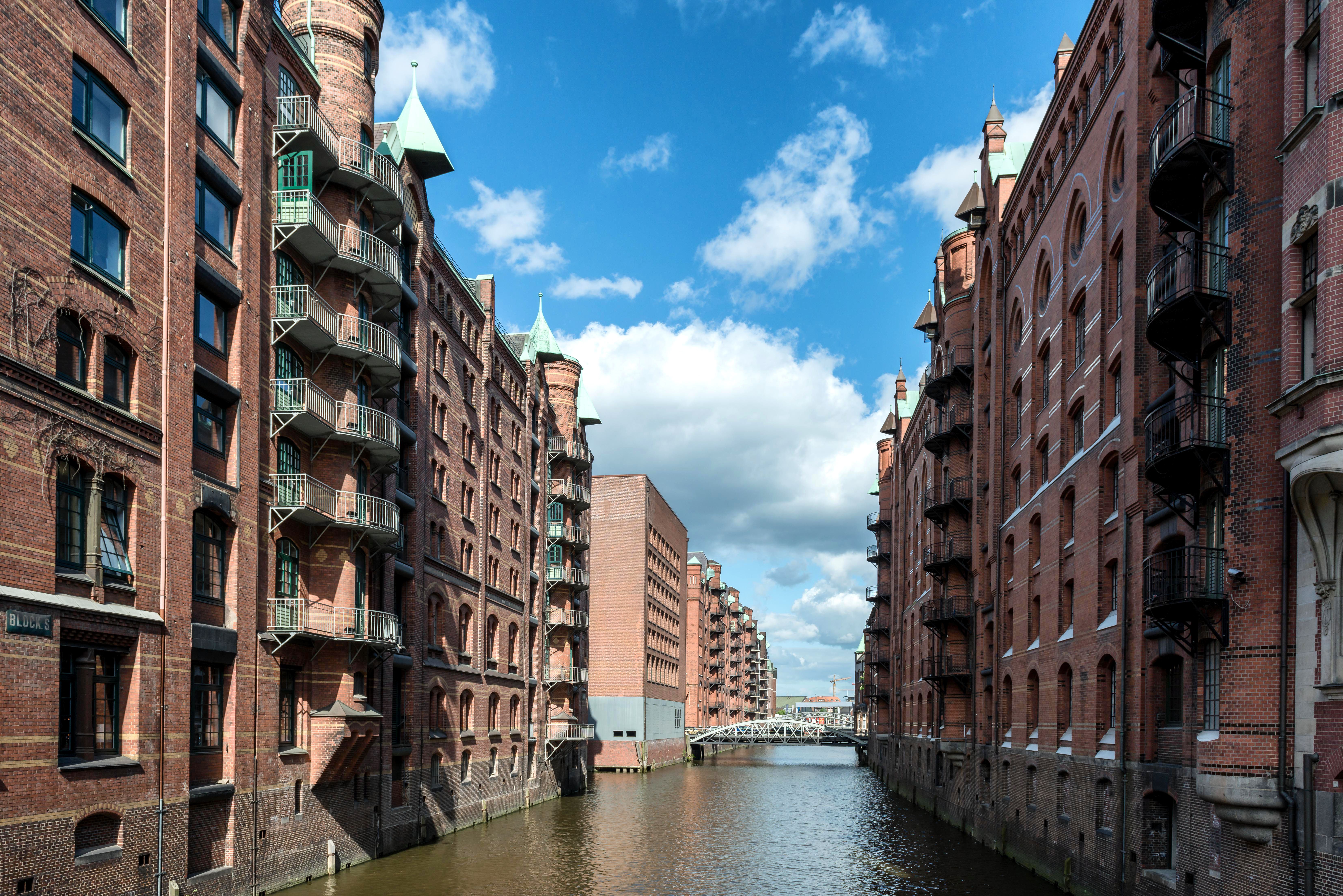 Kanal mit Backsteinfassaden