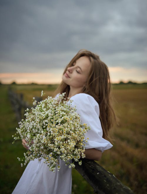 Безкоштовне стокове фото на тему «безтурботний, біла сукня, Букет квітів»