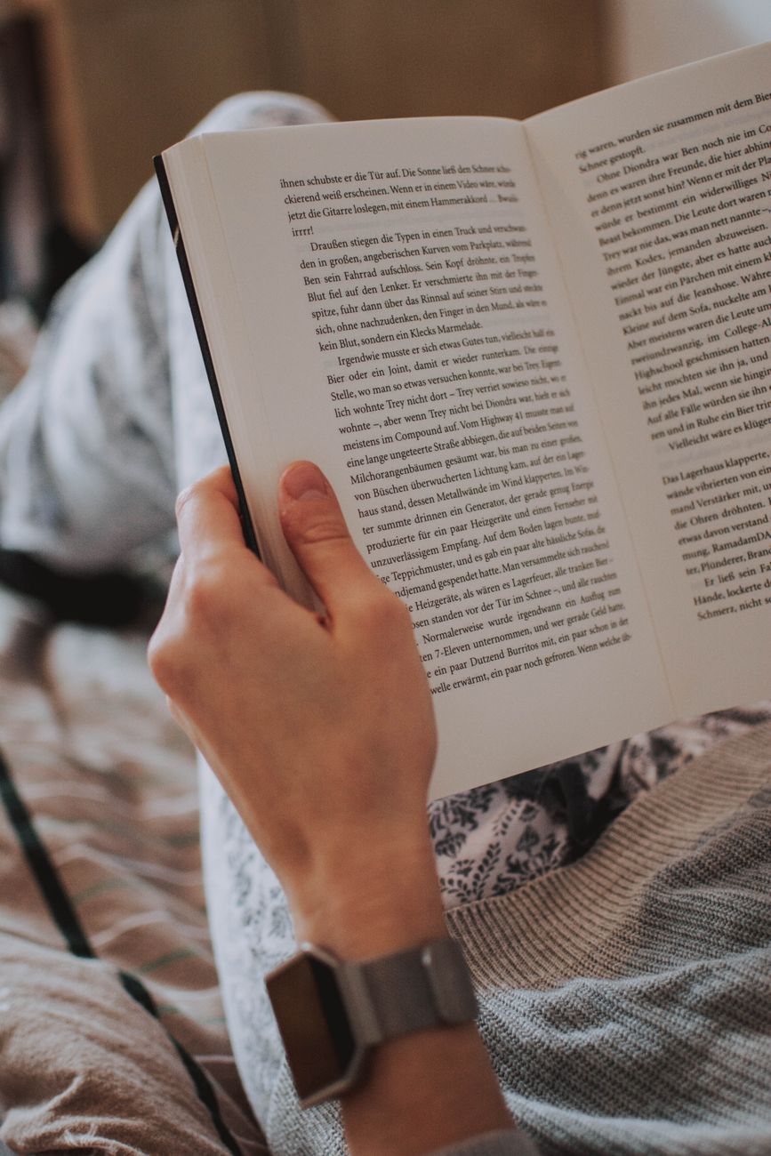 Person Die Ein Buch Liest Kostenloses Stock Foto Person Die Ein Buch Liest Kostenloses Stock Foto