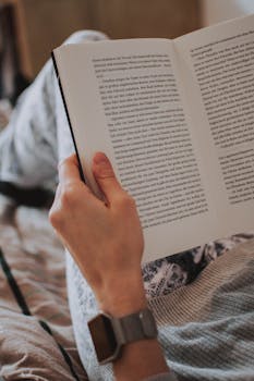 一个穿着舒适的人，拿着一本打开的书，营造出轻松温馨的氛围