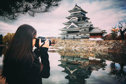 Photographe Femme Prenant Une Photo D'un Temple