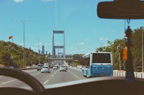 Kostenloses Stock Foto zu bahnen, blauer himmel, bosphorus brücke