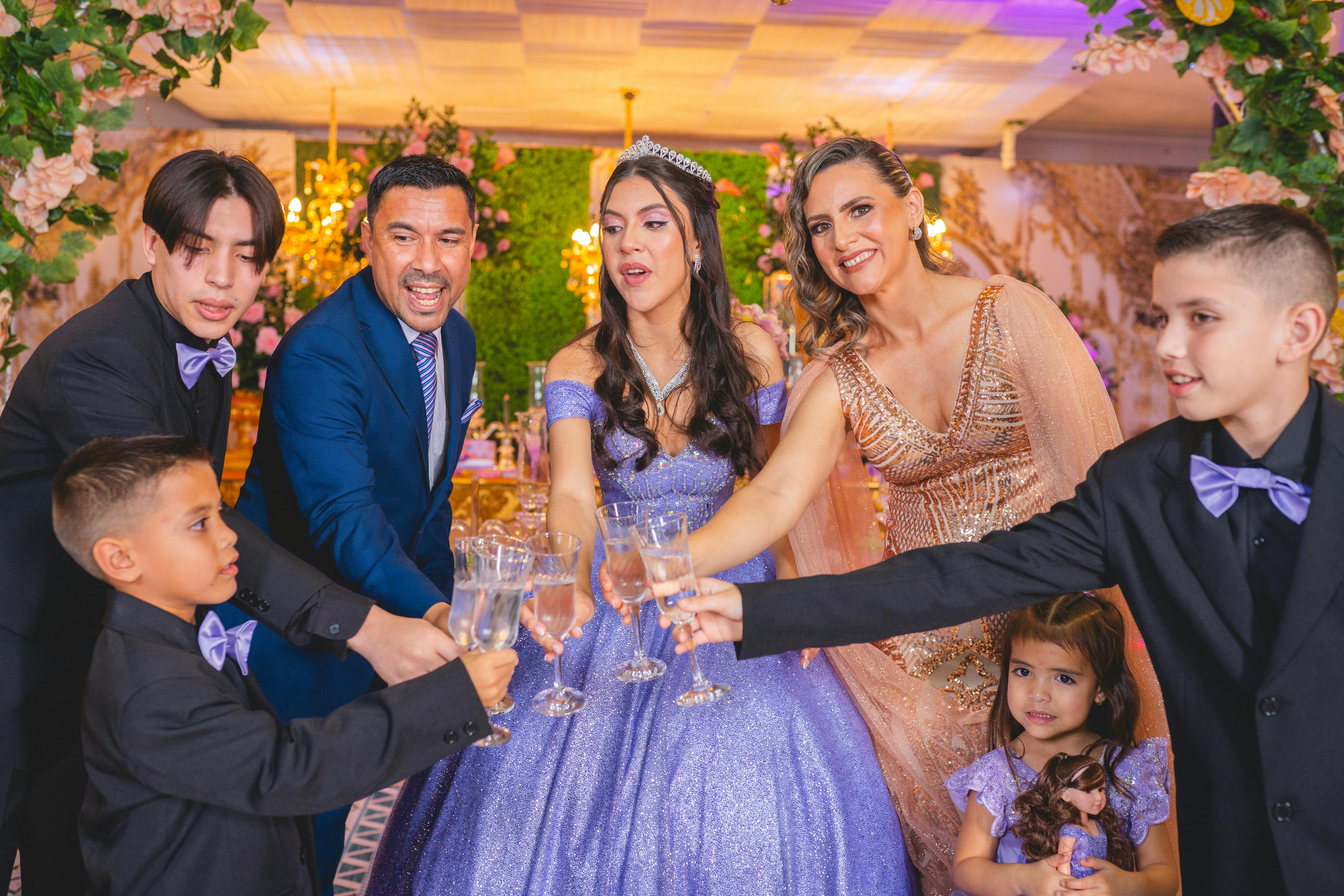 政治：千名皮克敏愛好者聚集！羅智強與陳菁徽攜手走路餵食秀