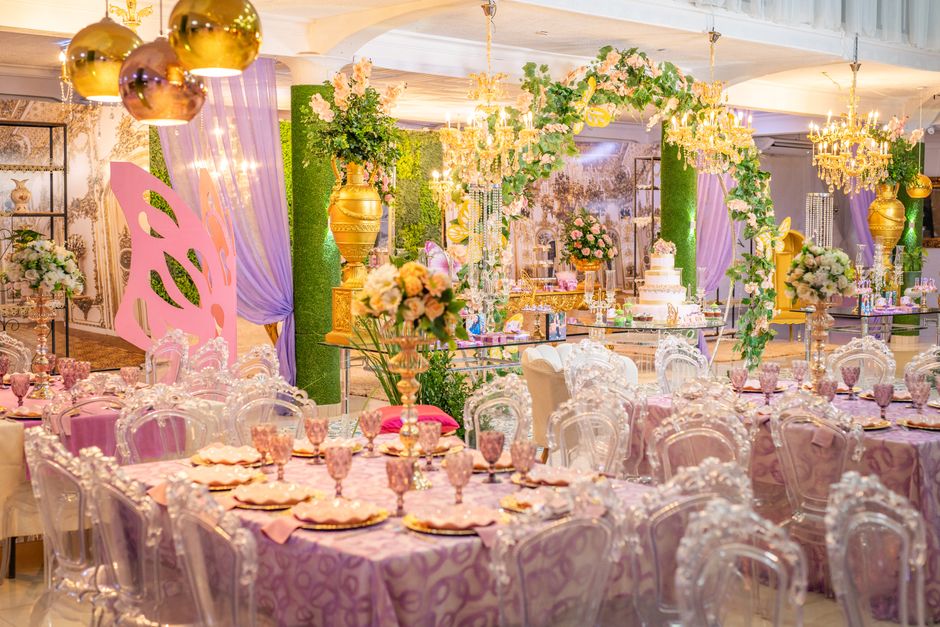 Eettafel met lavendel servies en bloemen. Eettafel met lavendel servies en bloemen.