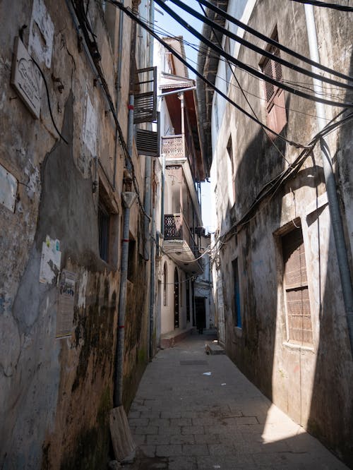 Empty Concrete Alleyway · Free Stock Photo