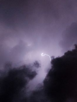强烈的闪电与黑暗的风暴云对抗，在夜间捕捉大自然的原始力量