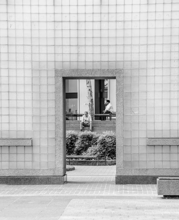 Základová fotografie zdarma na téma černobílý, dlažba, dveře