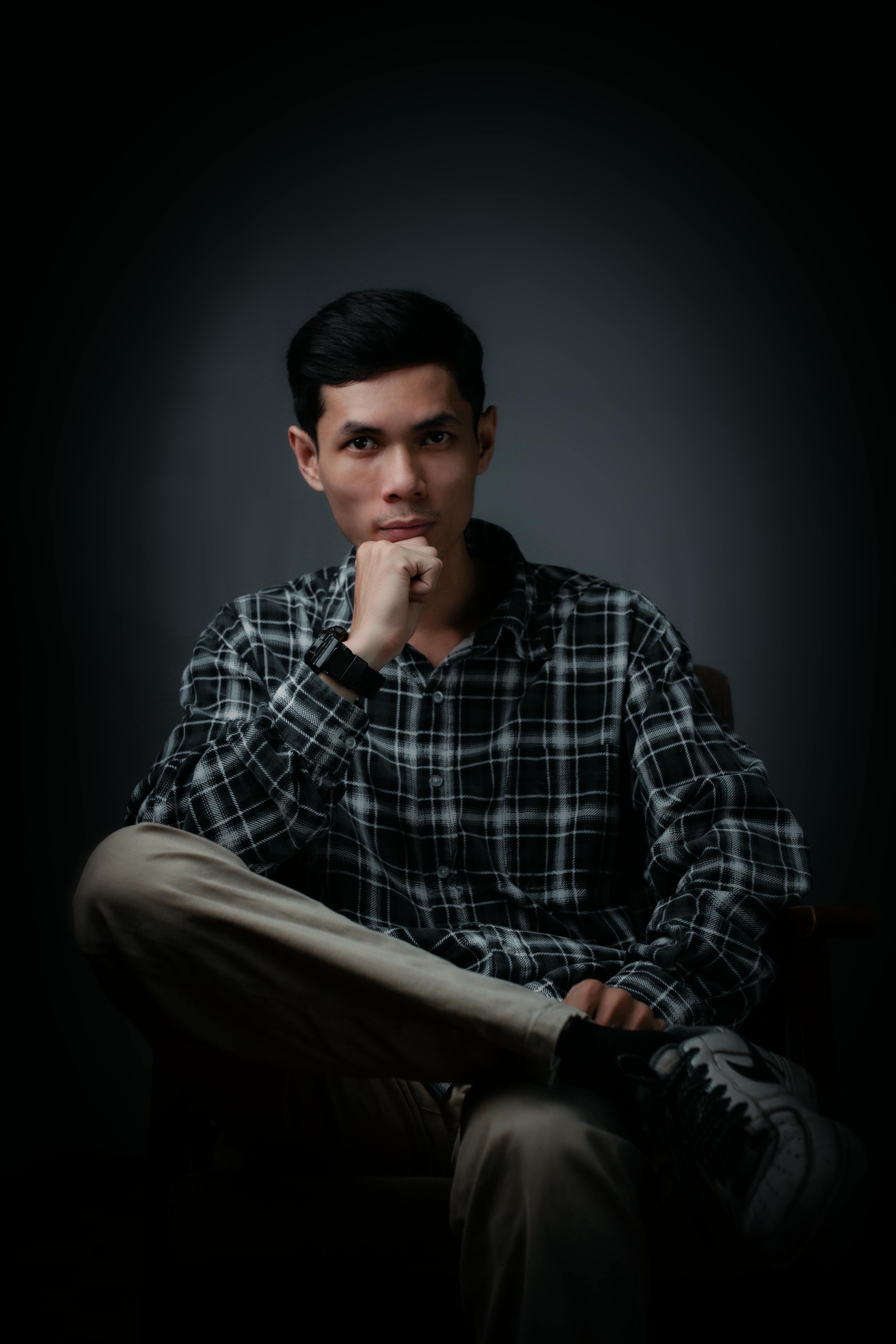 Gratis Foto stok gratis arif, background hitam, berpose Foto Stok