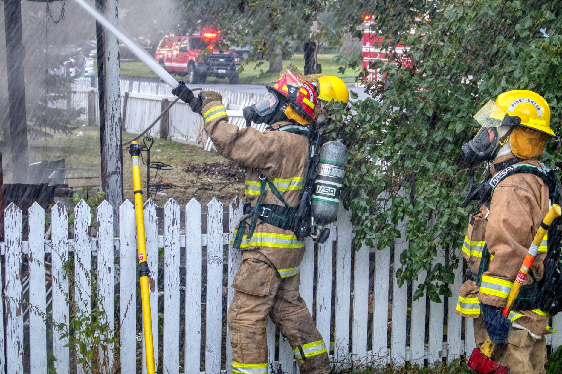 Jandarmii Grupării Mobile Bacău au intervenit pentru stingerea unui incendiu în cartierul Izvoare