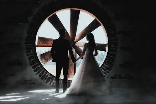 Gratis stockfoto met achteraanzicht, bruid, handen vasthouden