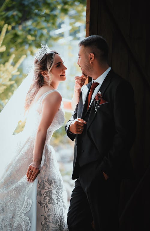 Gratis stockfoto met bruid, deur, huwelijksfotografie