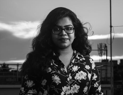 Gratis stockfoto met bril, Indiase vrouw, lang haar