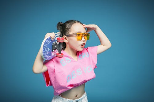 Δωρεάν στοκ φωτογραφιών με skateboard, ασιατικό κορίτσι, γυαλιά ηλίου