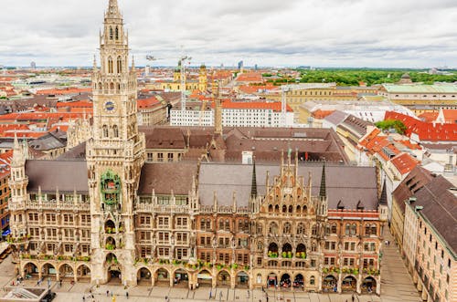 Ein Blick vom Petersdom auf das Rathaus der Stadt München.
