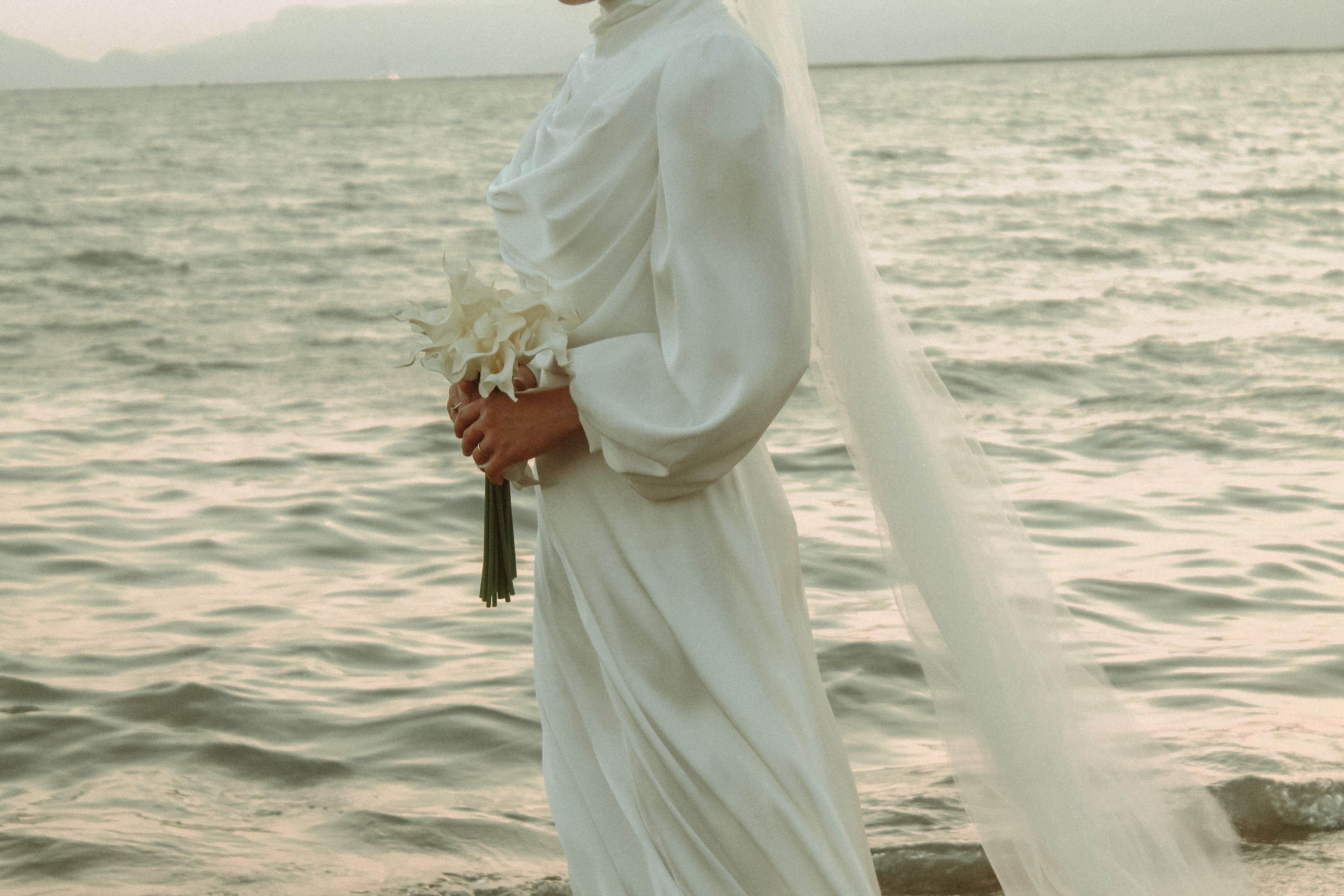 tejido seda fluida vestido novia minimalista caída