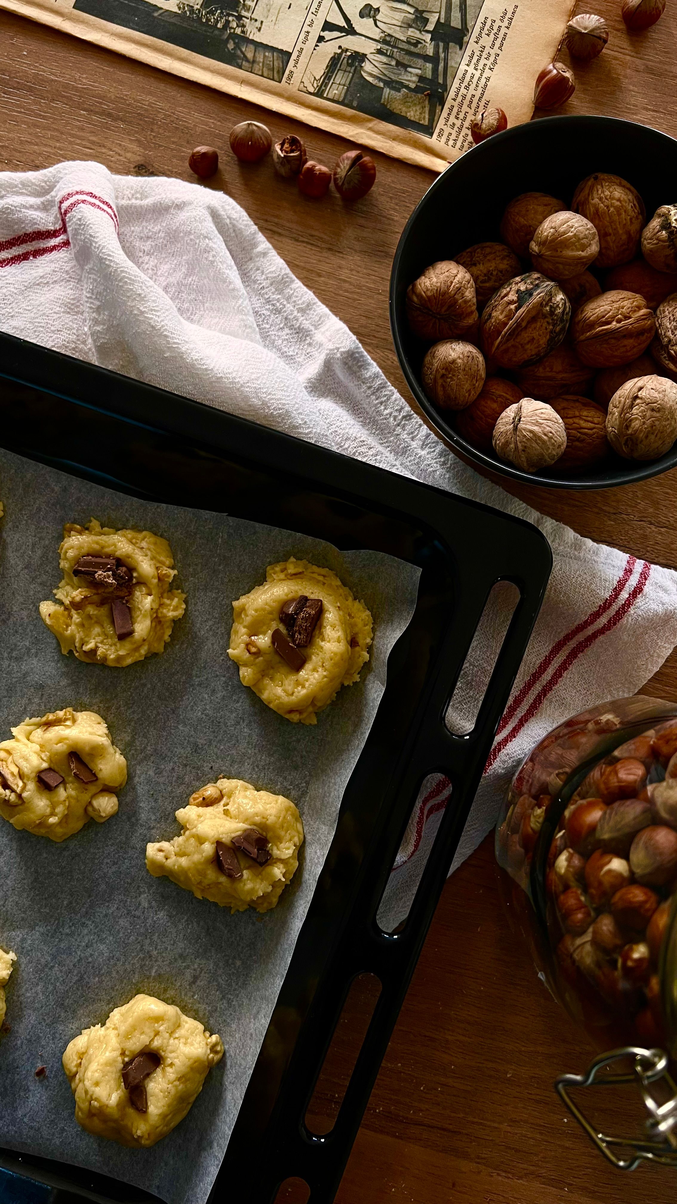 Fotomural Vista superior de deliciosas galletas caseras de nueces en una bandeja, perfectas para los amantes de los snacks y dulces.