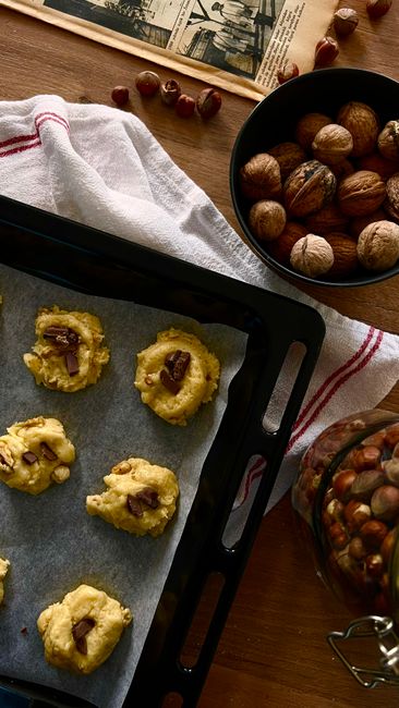 Fotomural Vista superior de deliciosas galletas caseras de nueces en una bandeja, perfectas para los amantes de los snacks y dulces.