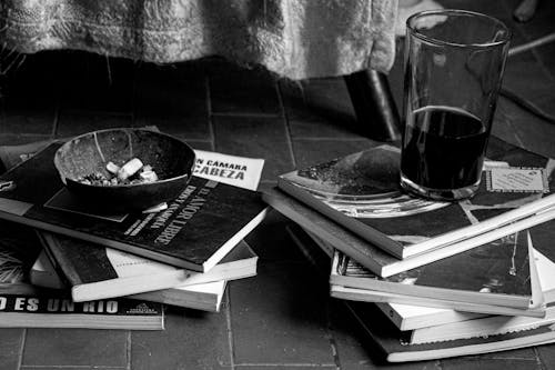 Darmowe zdjęcie z galerii z czarno-biały, czytanie, drink