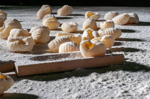 Free Close-up of homemade gnocchi on a floured surface, perfect for culinary inspiration. Stock Photo