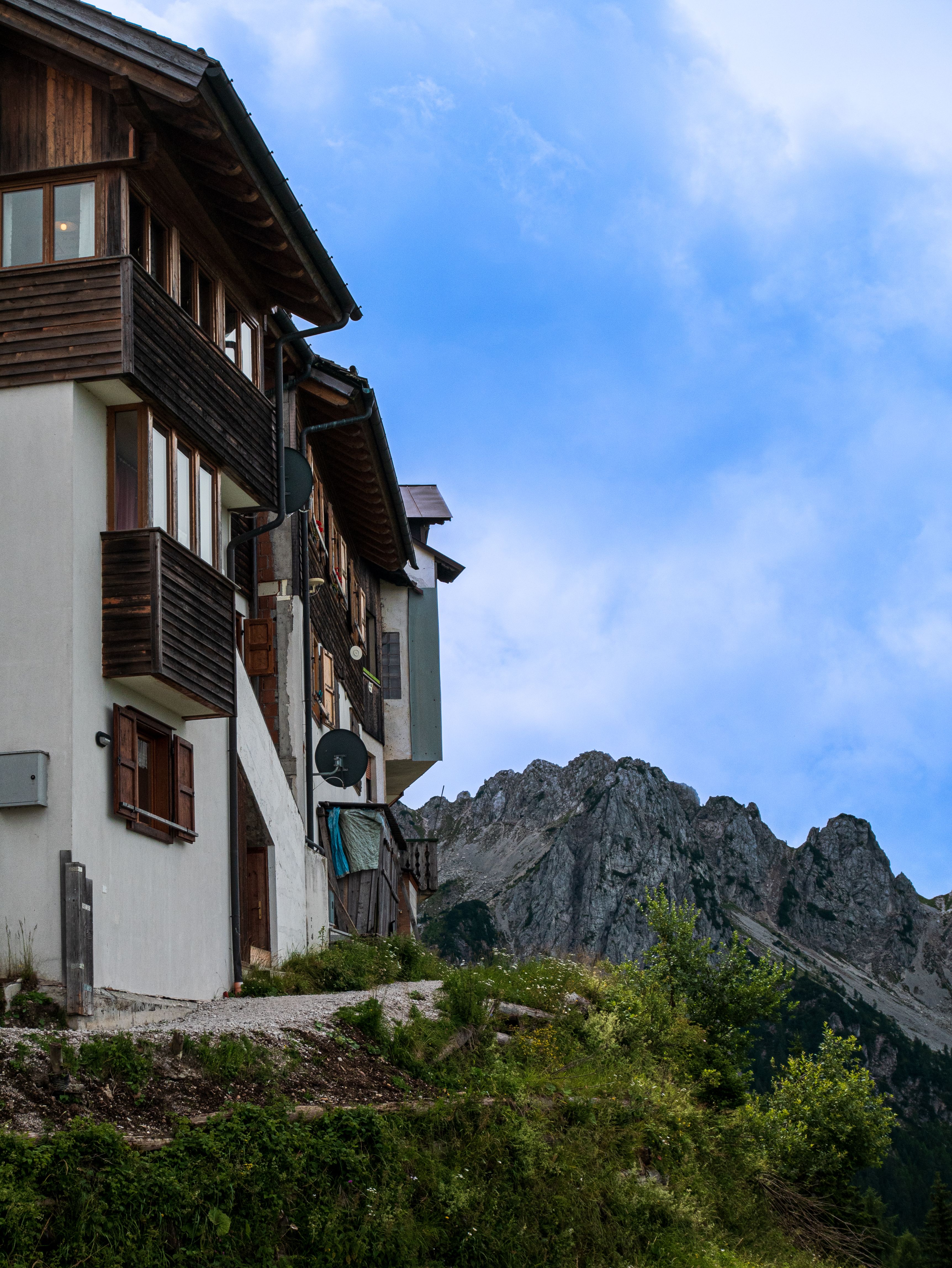 House Building in a Mountain Valley · Free Stock Photo