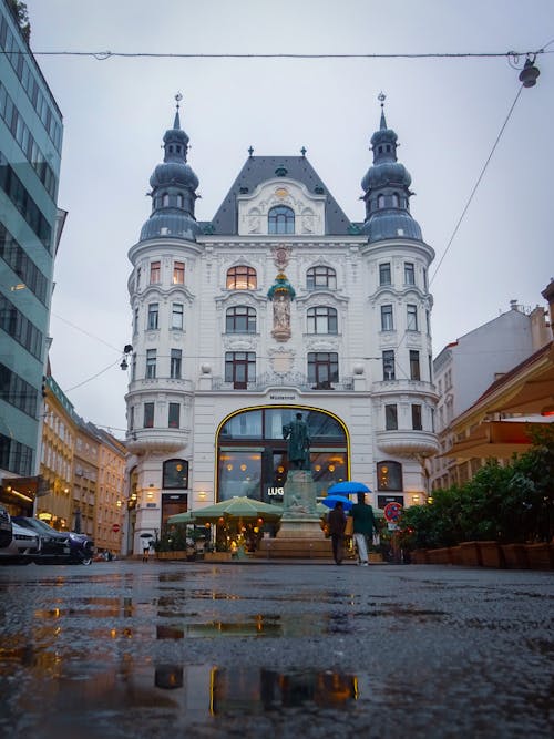 Lugeck Restaurant in Ornamented Building in Vienna