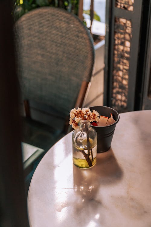 Kostenloses Stock Foto zu blumen, café, flasche