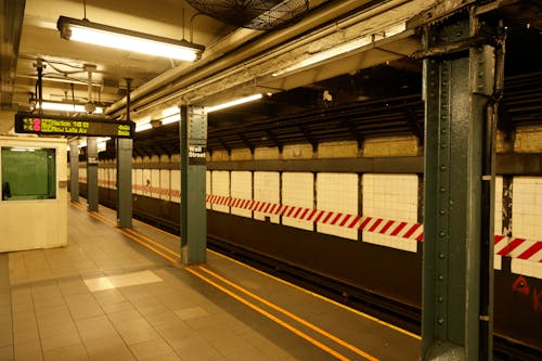 Fotobanka s bezplatnými fotkami na tému cestovať, nástupište v metre, podzemná dráha
