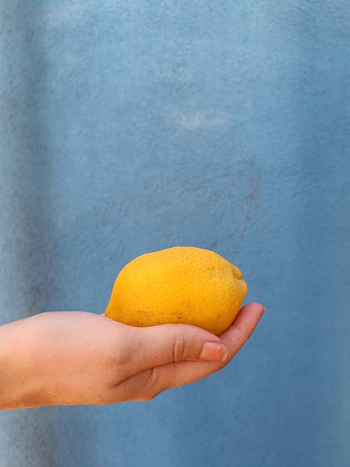 Gratis lagerfoto af blå baggrund, citron, frugt