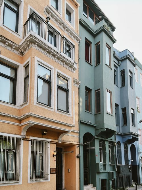 Free Colorful urban facades of residential townhouses showcasing architectural diversity. Stock Photo