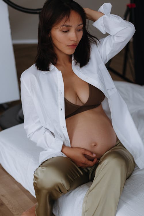 Gratis lagerfoto af BH, brunette, gravid