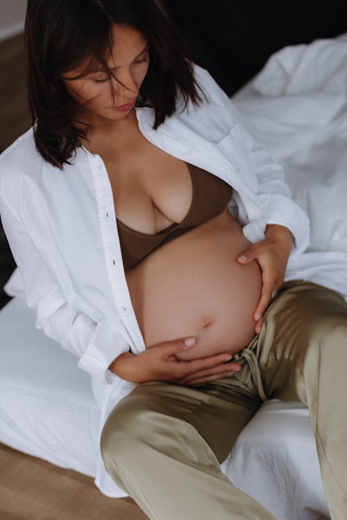 Безкоштовне стокове фото на тему «біла сорочка, вагітна, вагітність»