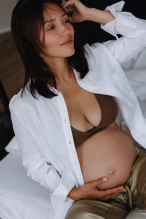 Безкоштовне стокове фото на тему «брюнетка, вагітна, вагітність»