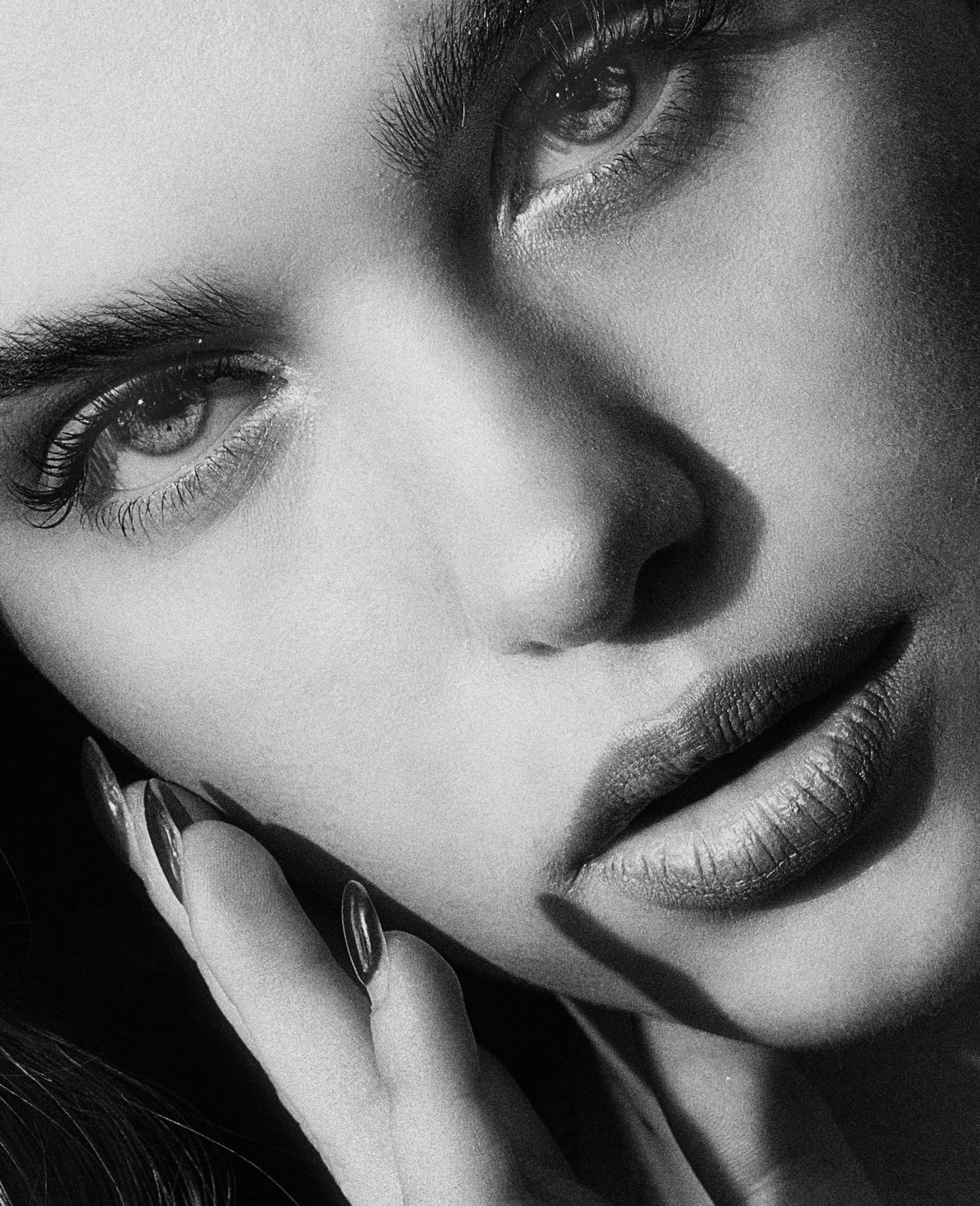 Black and White Close-up Shot of a Beautiful Woman · Free Stock Photo