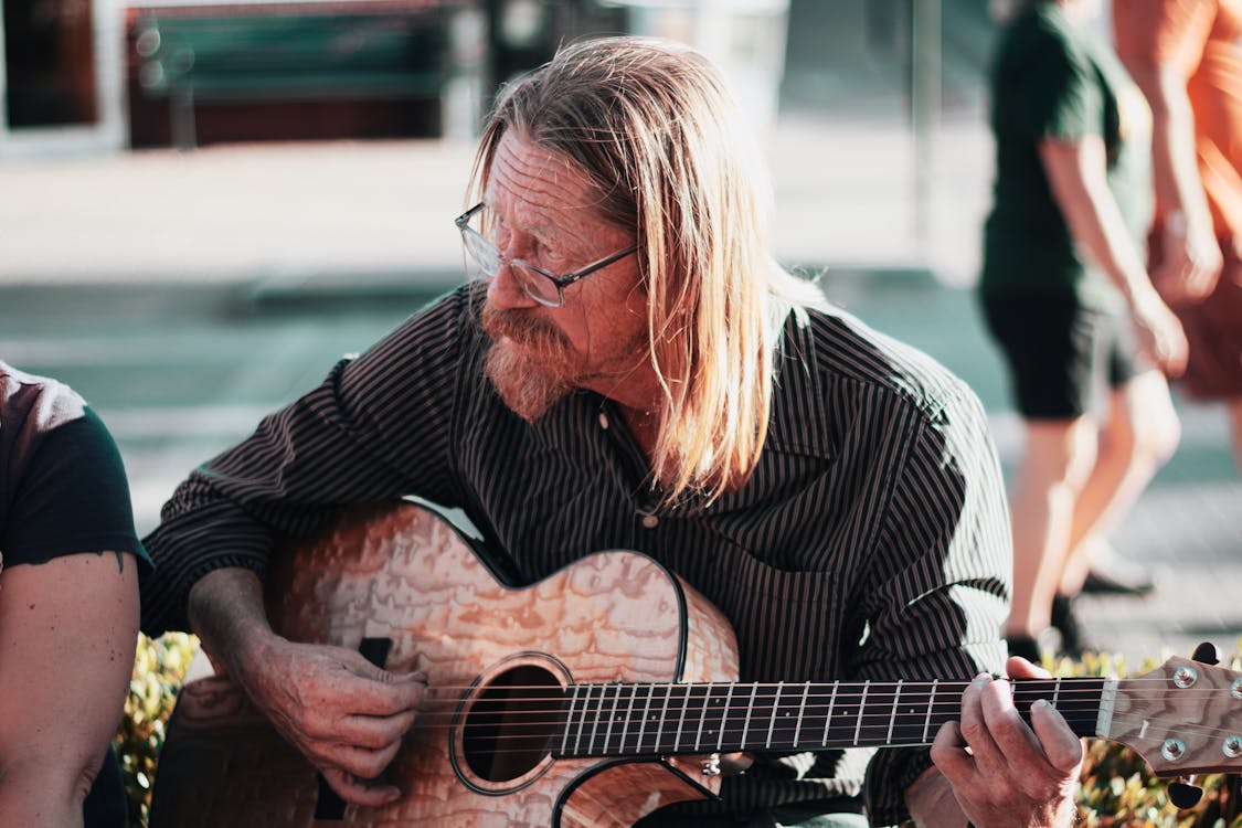 adam, çalmak, gitar içeren Ücretsiz stok fotoğraf