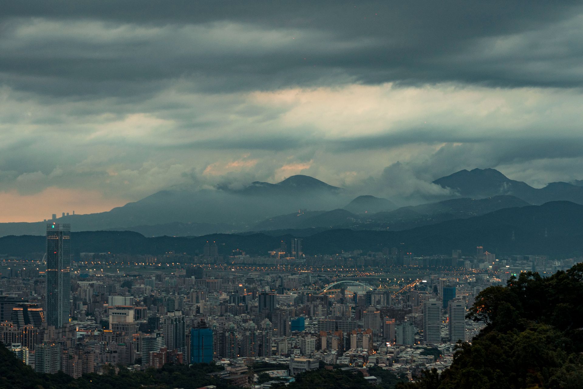 Horizonte de la ciudad de Taipéi con cielo nublado al atardecer.