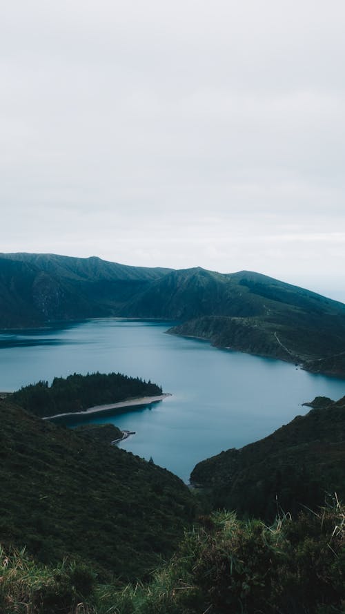 ada, dağ, dikey atış içeren Ücretsiz stok fotoğraf