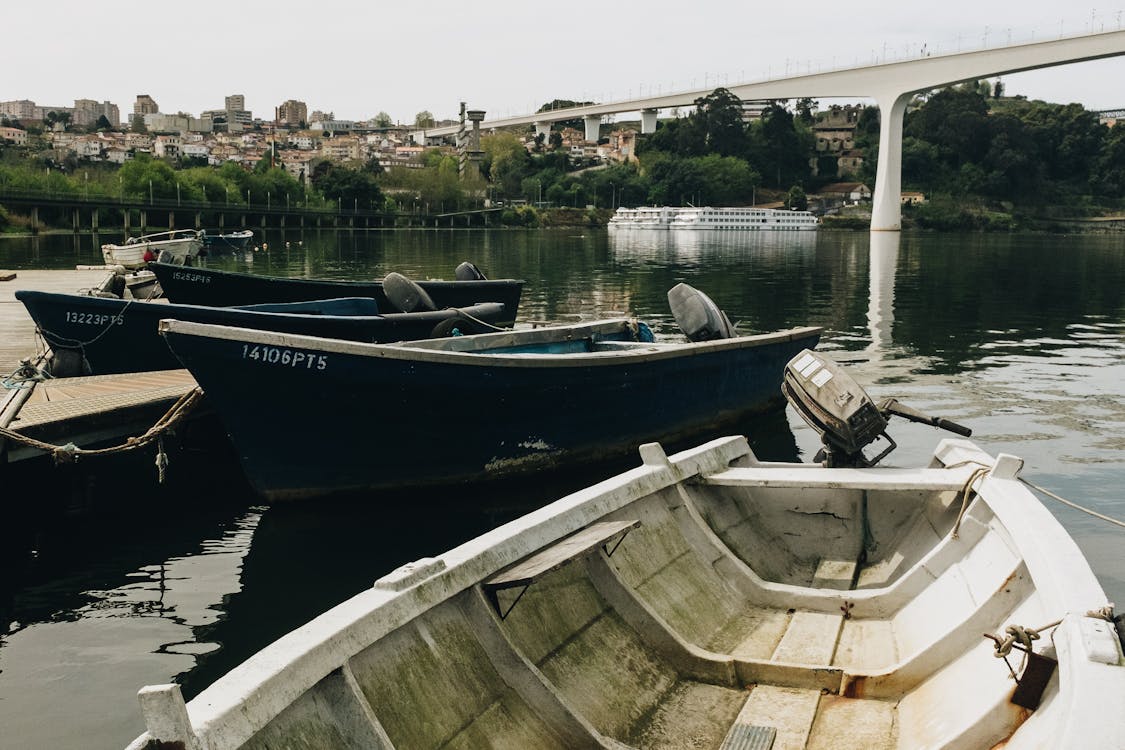 iskeleye bağlanmış, ırmak, Kent içeren Ücretsiz stok fotoğraf