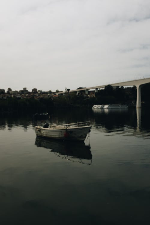 Foto profissional grátis de ancorado, cidade, cidades