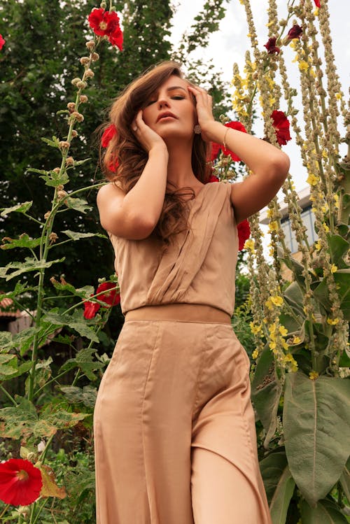 Fotos de stock gratuitas de arreglando el cabello, de pie, flores