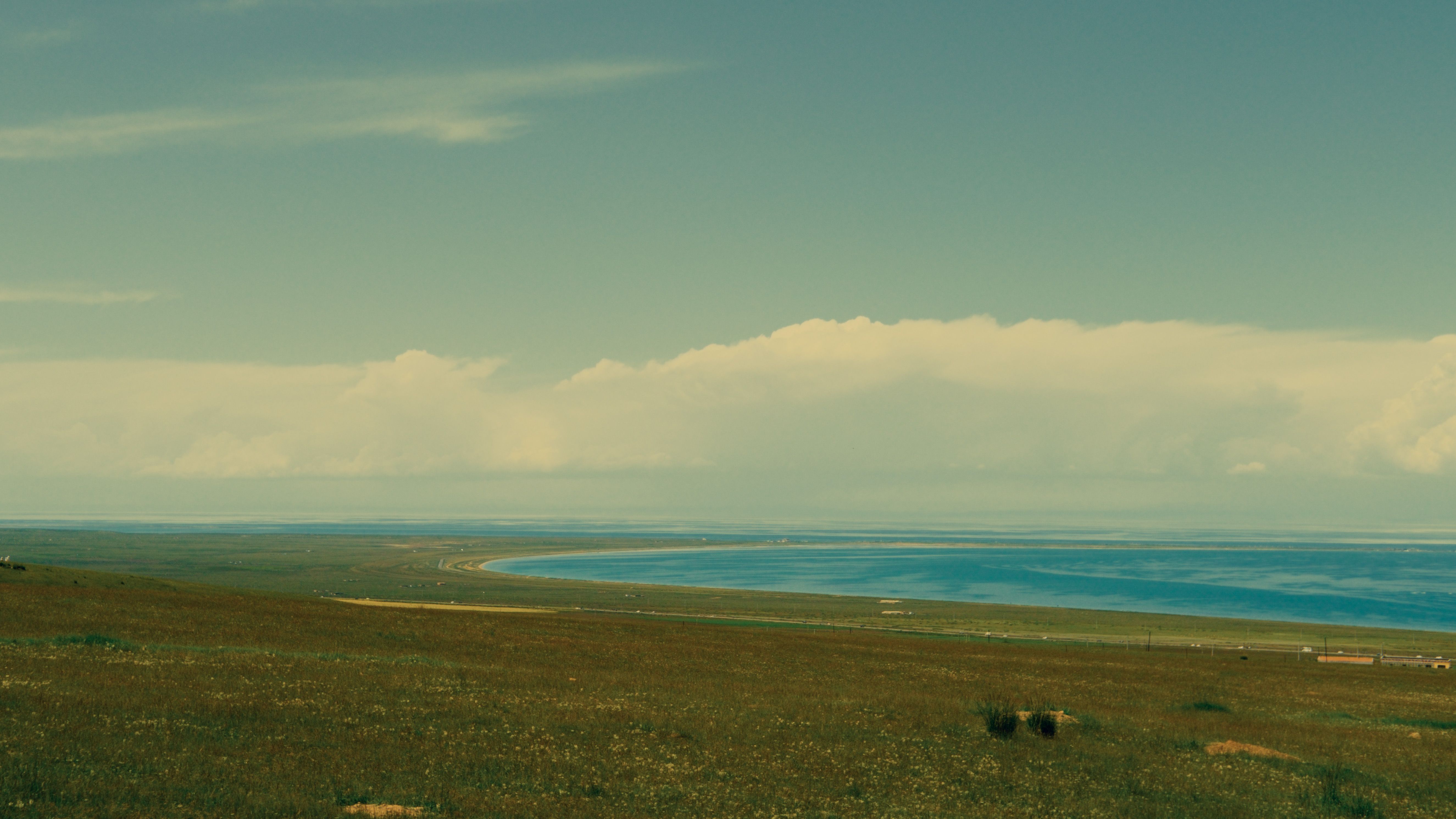 [ColoSach]-a-tranquil-coastal-landscape-featuring-a-vast-sea-and-open-sky-for-serene-scenery.