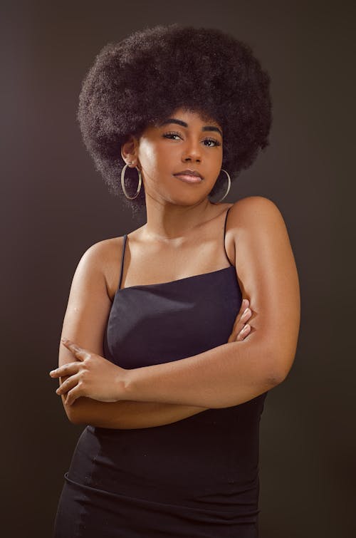 Foto profissional grátis de afro, braços cruzados, cabelo escuro