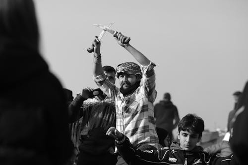 Fotobanka s bezplatnými fotkami na tému arabský muž, čierny a biely, držať