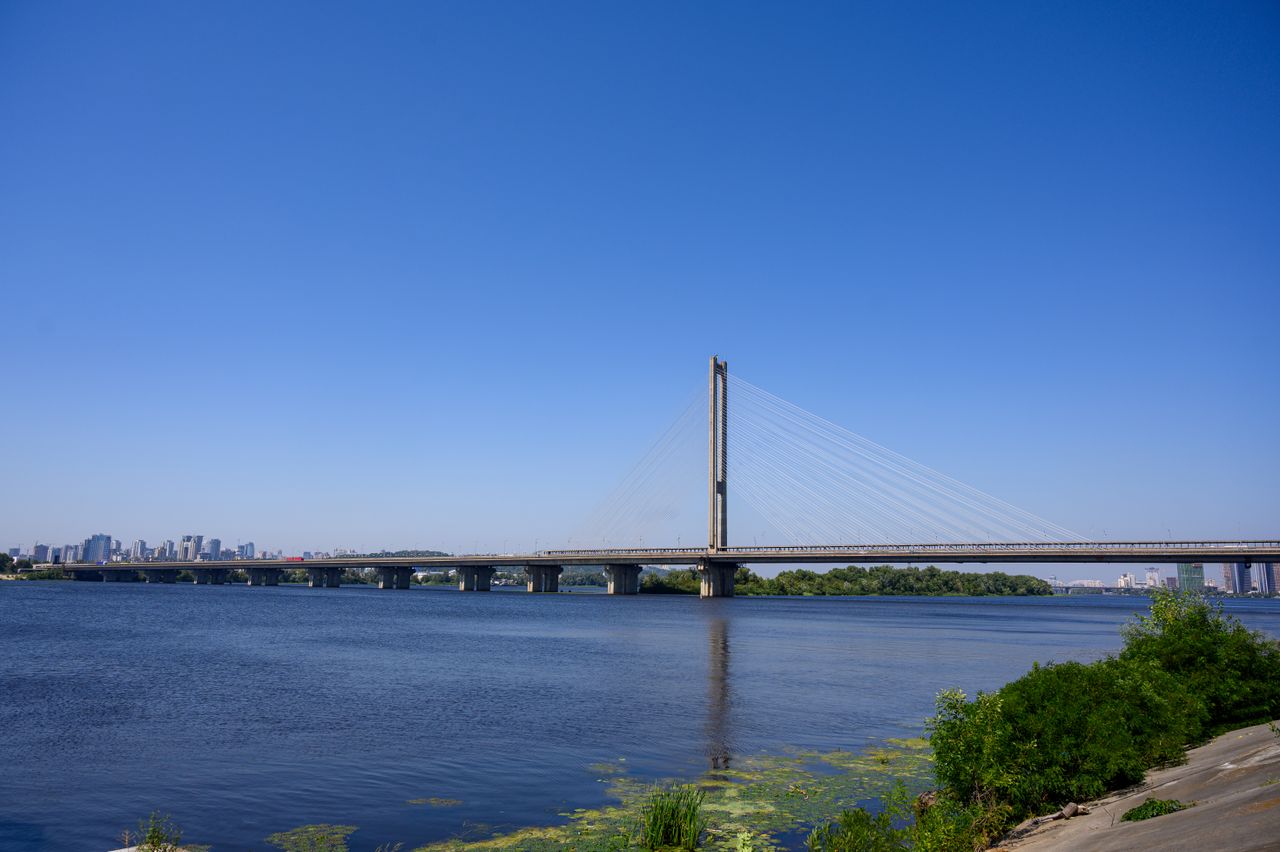 Deuxième grand pont de Kiev endommagé par des frappes russes