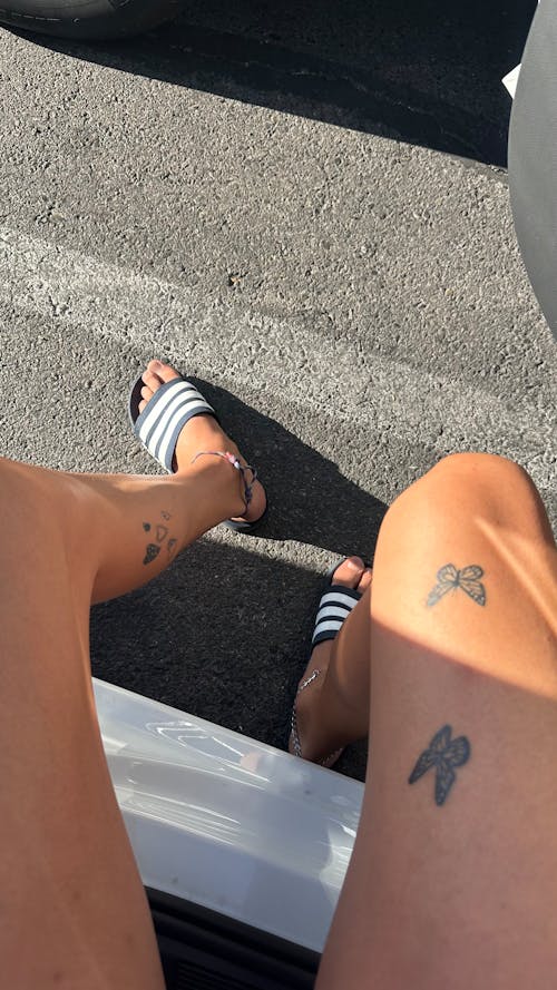 Foto d'estoc gratuïta de cames, home, tatuatges