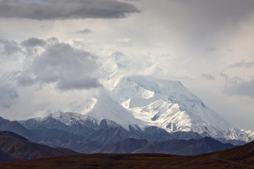 Immagine gratuita di catena montuosa, colline, innevato