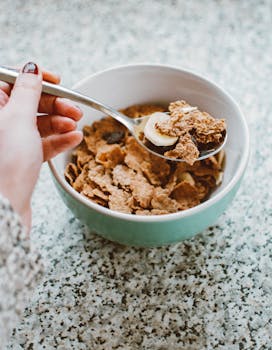 Close-up of a bowl with cereals and banana slices, perfect for a healthy breakfast.