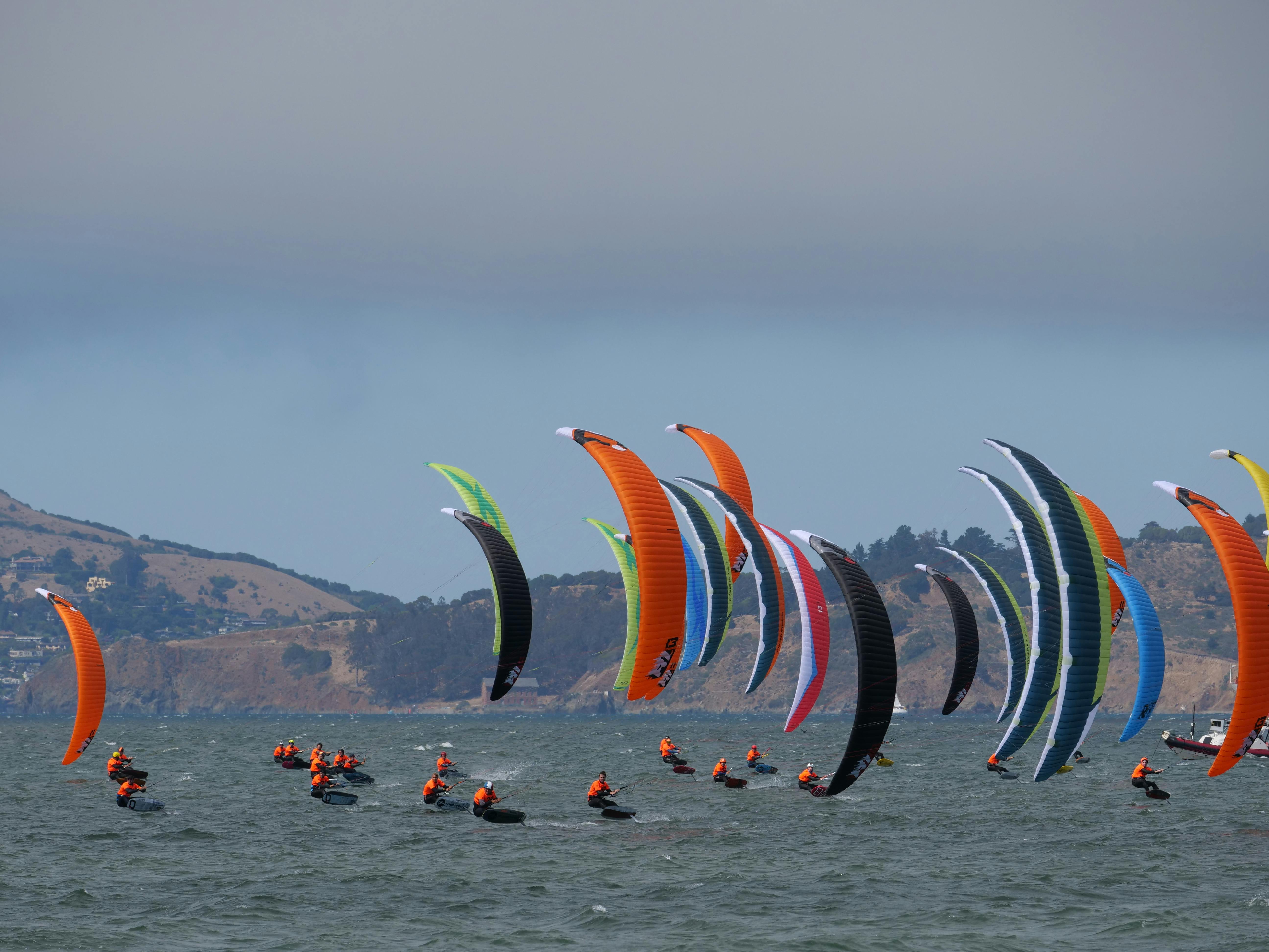 Kiteboarding Race on Lake · Free Stock Photo