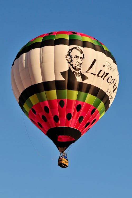 A hot air balloon with the words lincoln on it